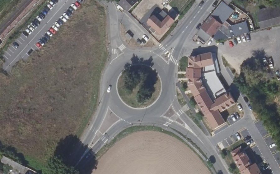 Vue aérienne du Rond-point anonyme n°36311255