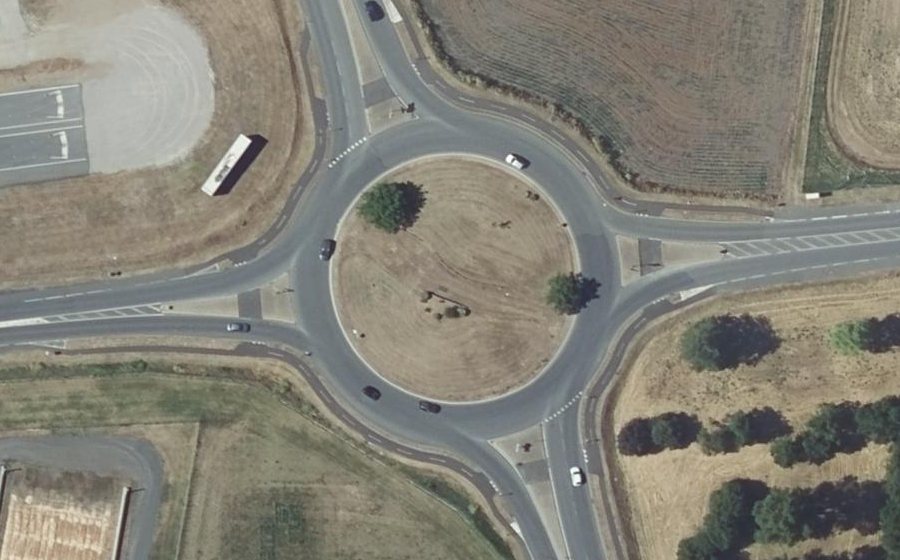 Vue aérienne du Rond-point anonyme n°363115427