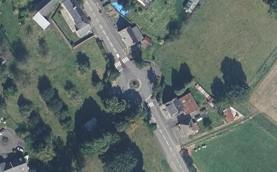 Vue aérienne du Rond-point anonyme n°363124699