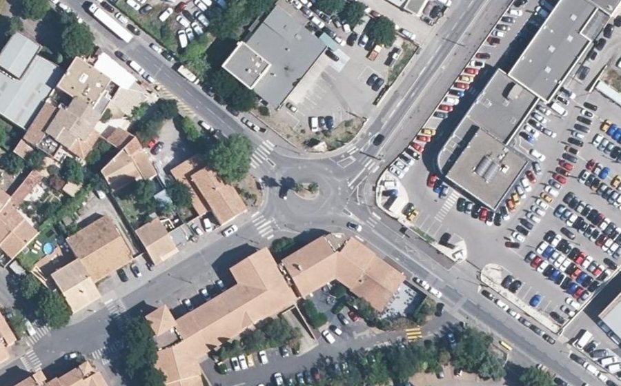 Vue aérienne du Rond-point anonyme n°363180269
