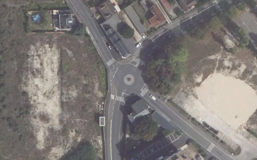 Vue aérienne du Rond-point anonyme n°363377079