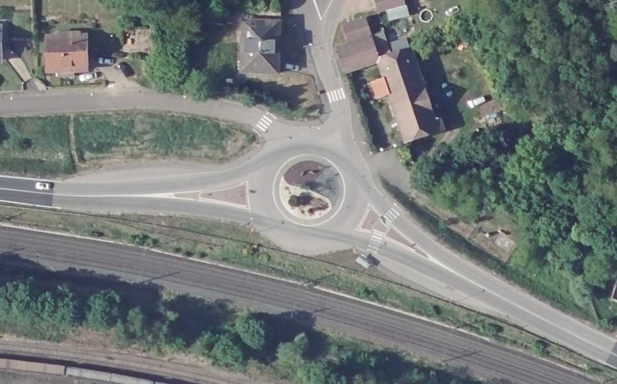 Vue aérienne du Rond-point anonyme n°363461083