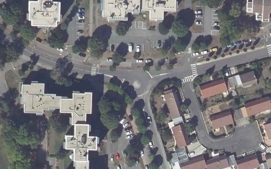 Vue aérienne du Rond-point anonyme n°363759011