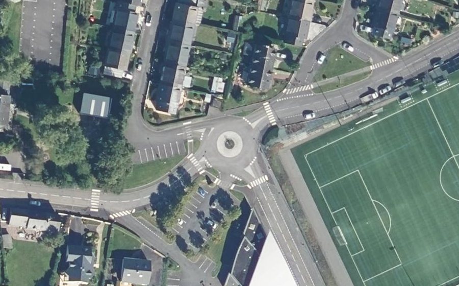 Vue aérienne du Rond-point anonyme n°36380861