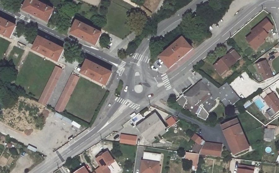 Vue aérienne du Rond-point anonyme n°363862604