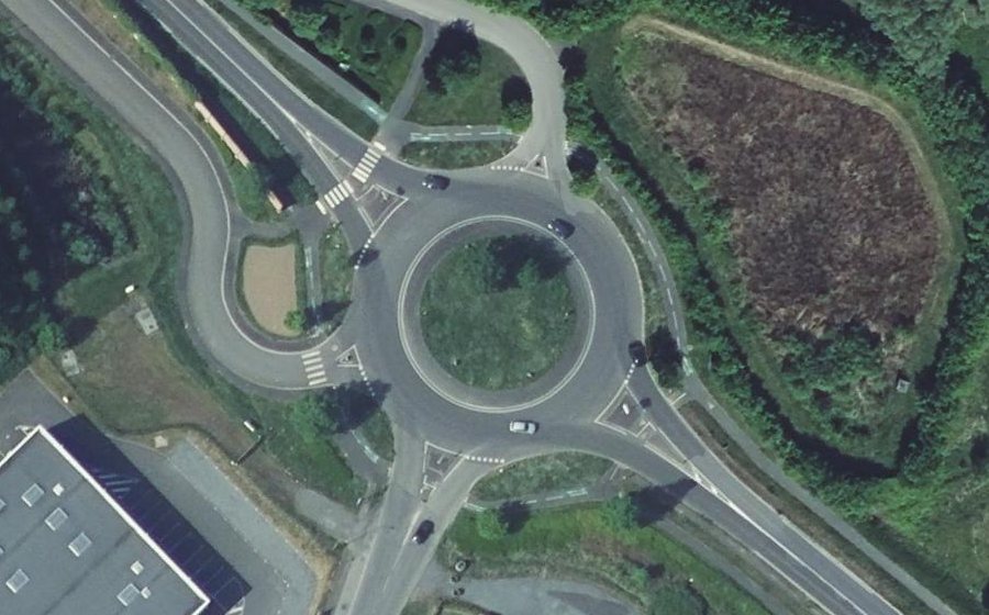 Vue aérienne du Rond-point anonyme n°363900345