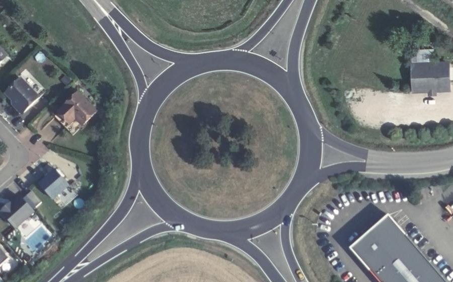 Vue aérienne du Rond-point anonyme n°363935281