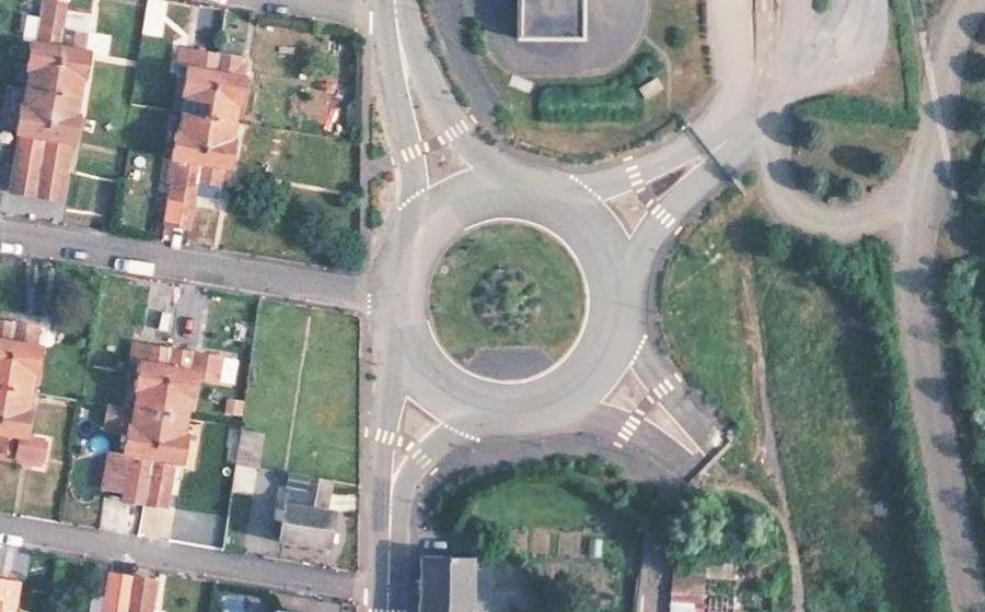 Vue aérienne du Rond-point anonyme n°364247647