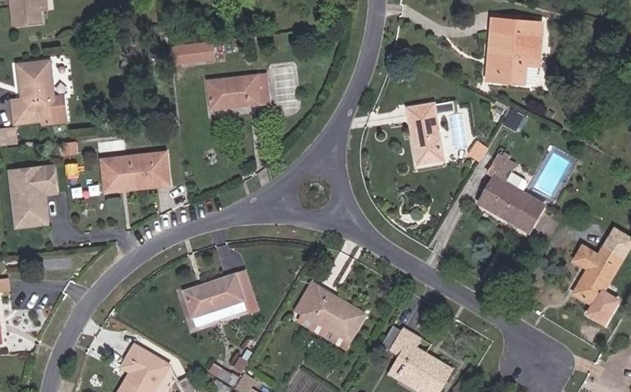 Vue aérienne du Rond-point anonyme n°364346271