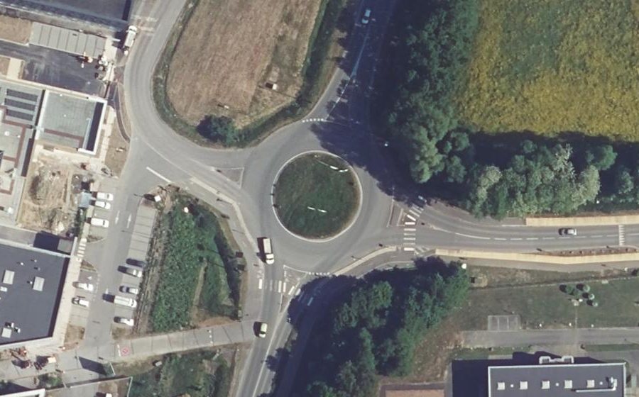 Vue aérienne du Rond-point anonyme n°364414740