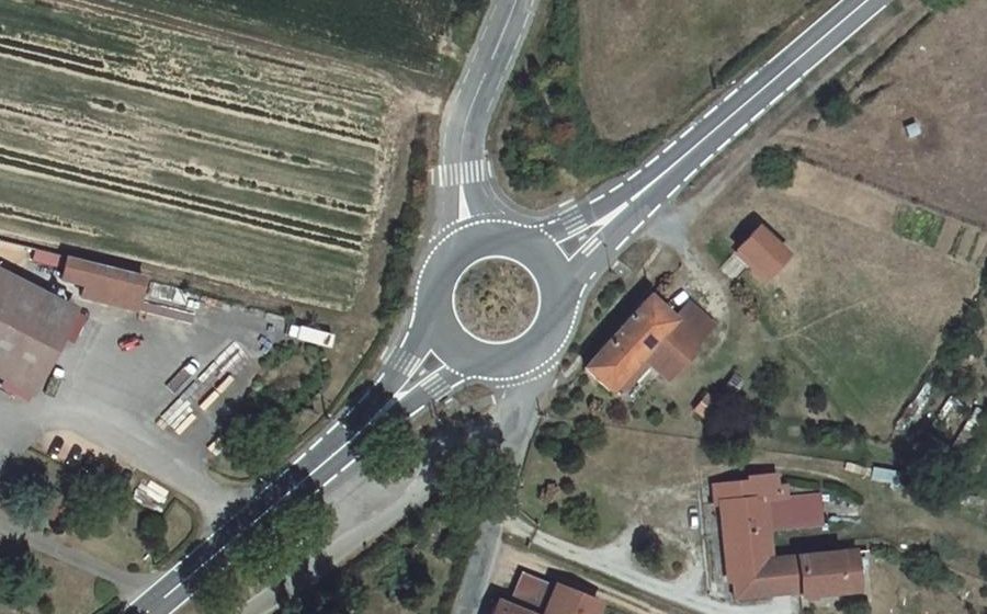 Vue aérienne du Rond-point anonyme n°364456325