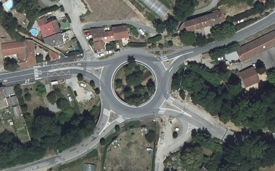 Vue aérienne du Rond-point anonyme n°364456327