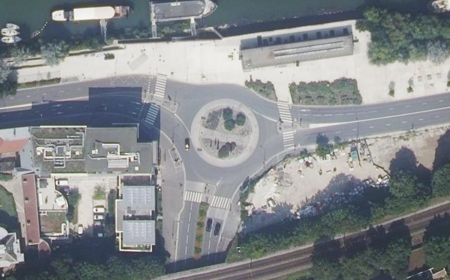 Vue aérienne du Rond-point anonyme n°364531485