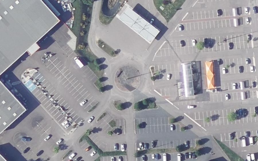 Vue aérienne du Rond-point anonyme n°364986054
