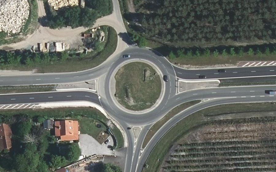 Vue aérienne du Rond-point anonyme n°365345728