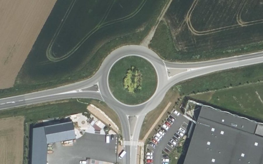 Vue aérienne du Rond-point anonyme n°365359597