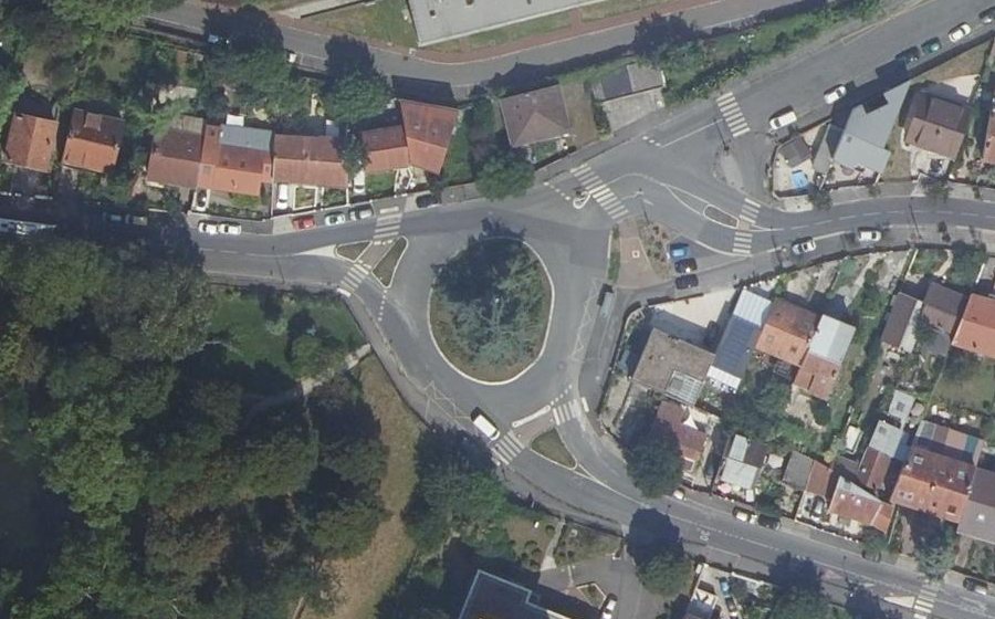 Vue aérienne du Rond-point anonyme n°365579416