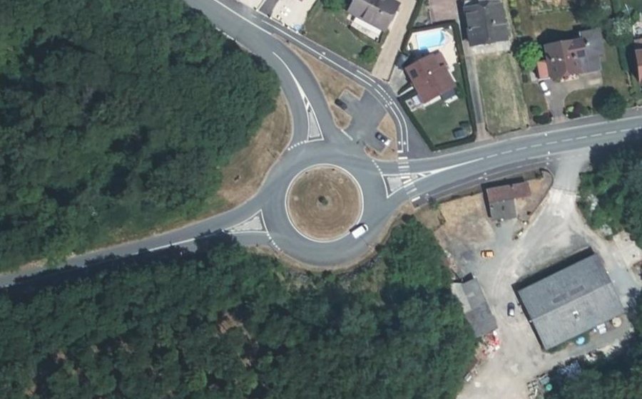 Vue aérienne du Rond-point anonyme n°365655675