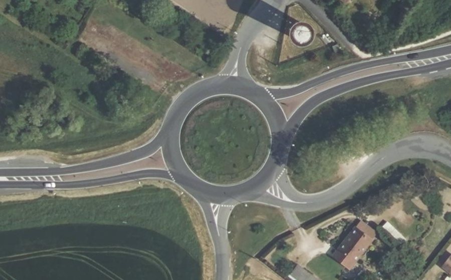 Vue aérienne du Rond-point anonyme n°365701897