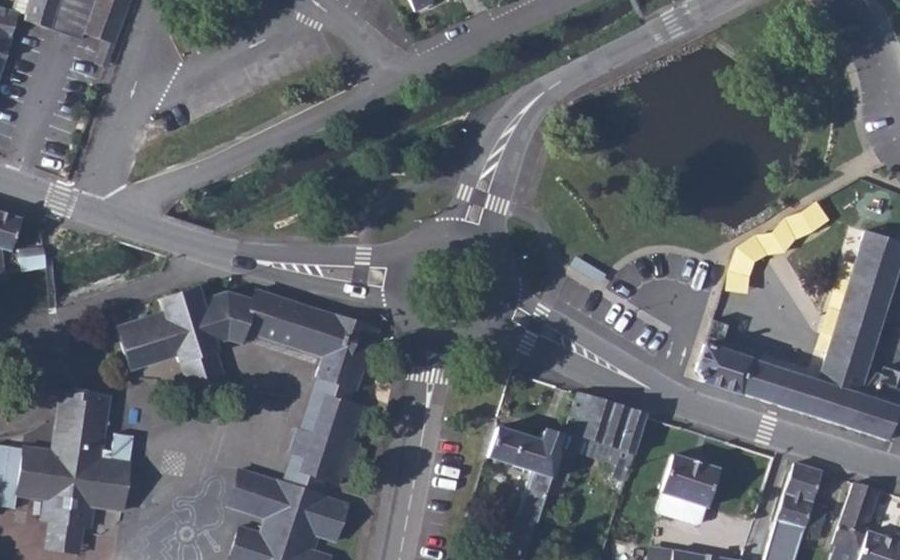 Vue aérienne du Rond-point anonyme n°365707807