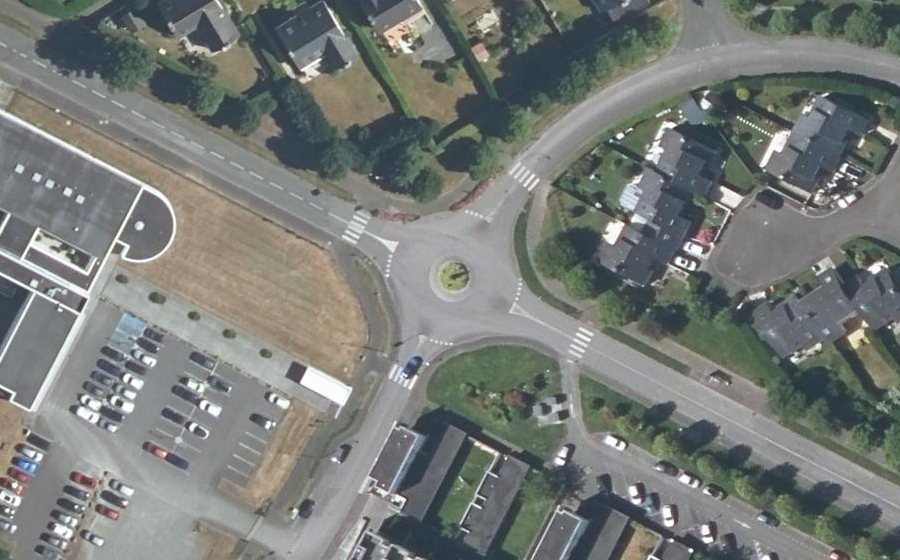 Vue aérienne du Rond-point anonyme n°365732167
