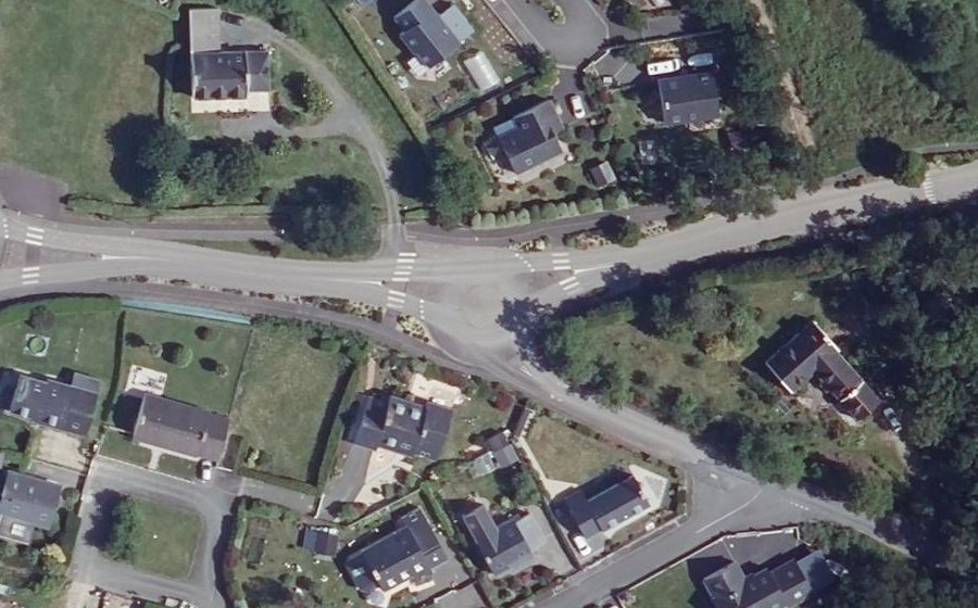 Vue aérienne du Rond-point anonyme n°365779029