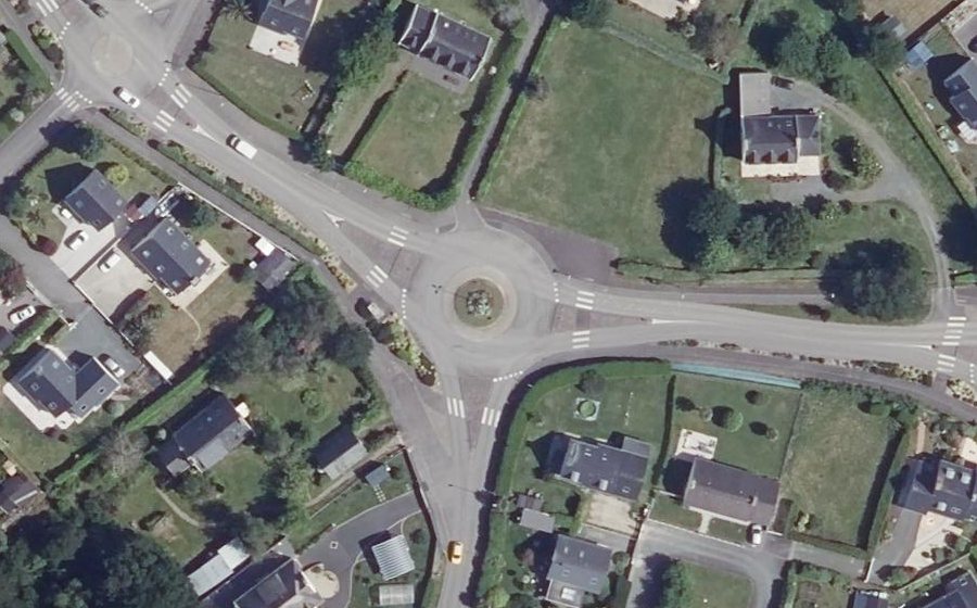 Vue aérienne du Rond-point anonyme n°365779031