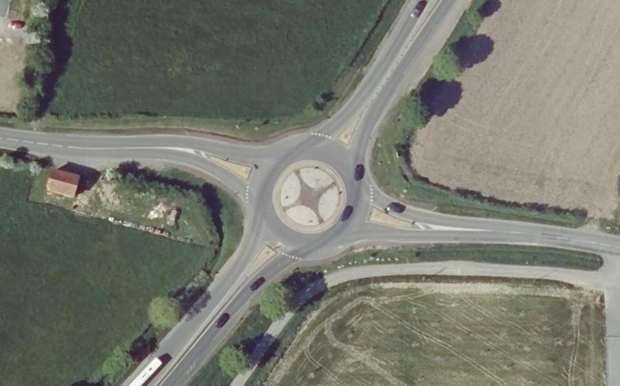 Vue aérienne du Rond-point anonyme n°365883048