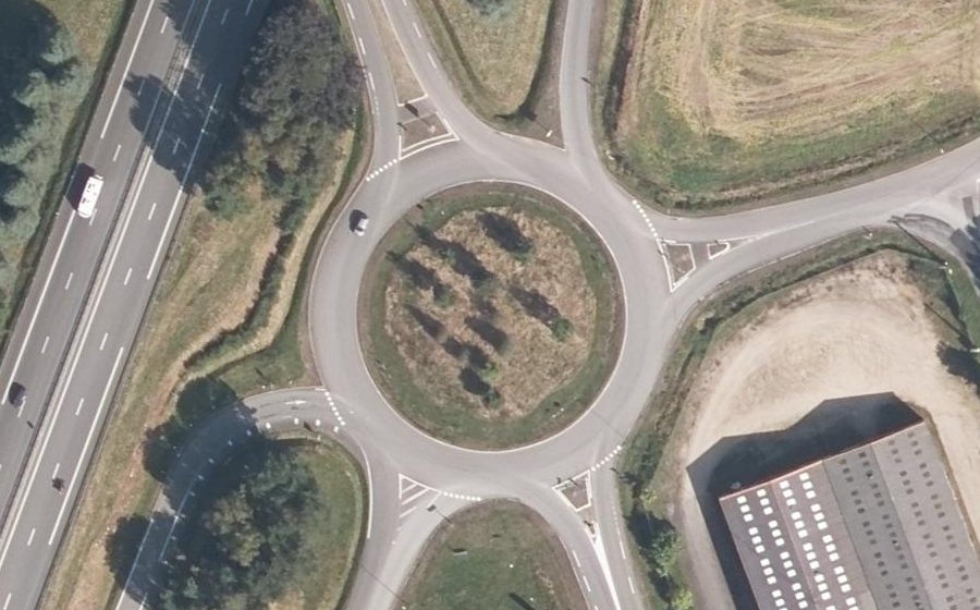 Vue aérienne du Rond-point anonyme n°365912214