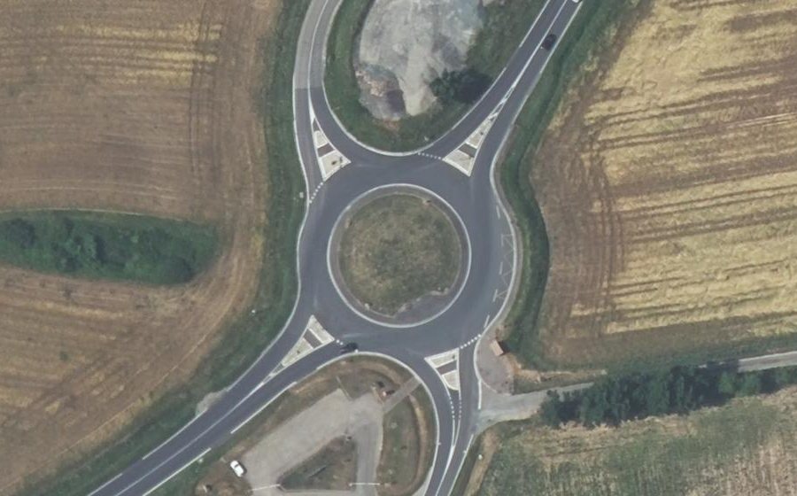 Vue aérienne du Rond-point anonyme n°366010945