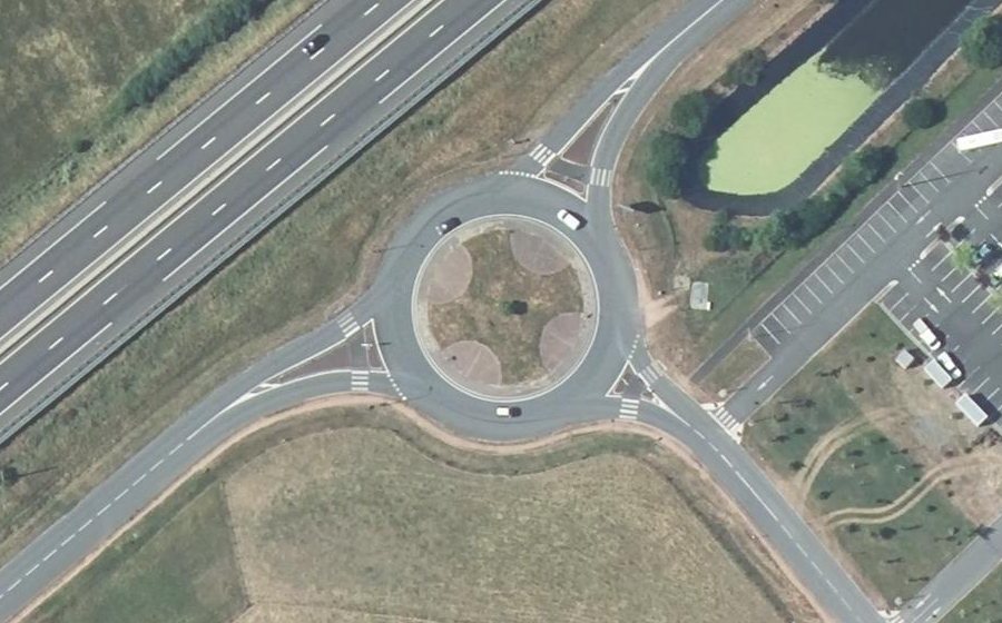 Vue aérienne du Rond-point anonyme n°366014039