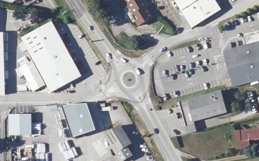 Vue aérienne du Rond-point anonyme n°366018558