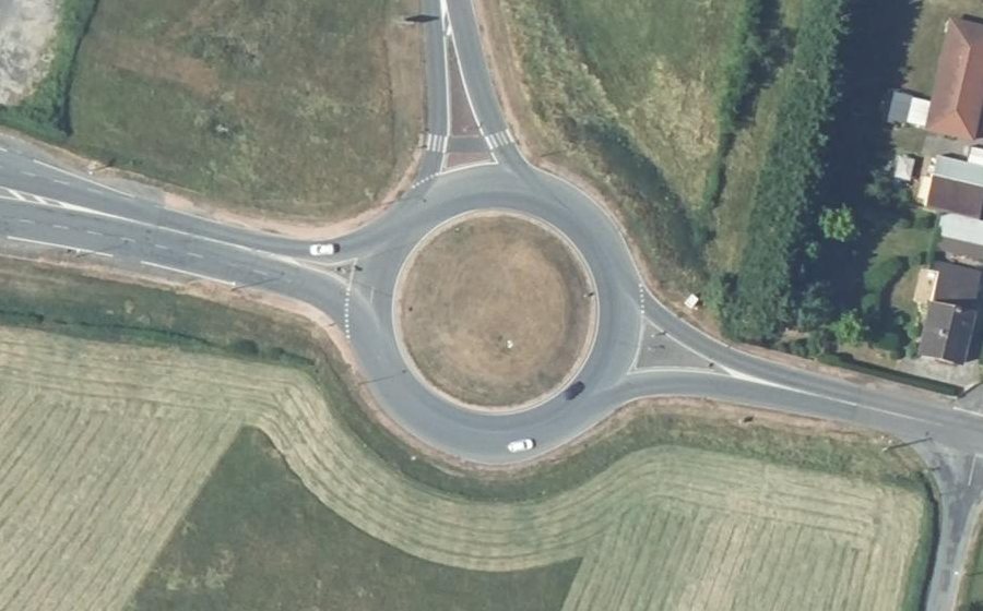 Vue aérienne du Rond-point anonyme n°366025116