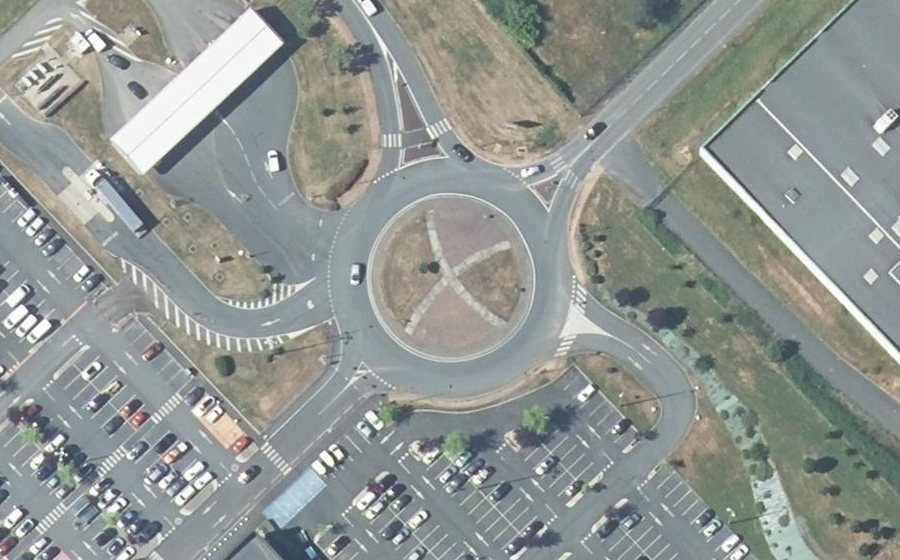 Vue aérienne du Rond-point anonyme n°366025120