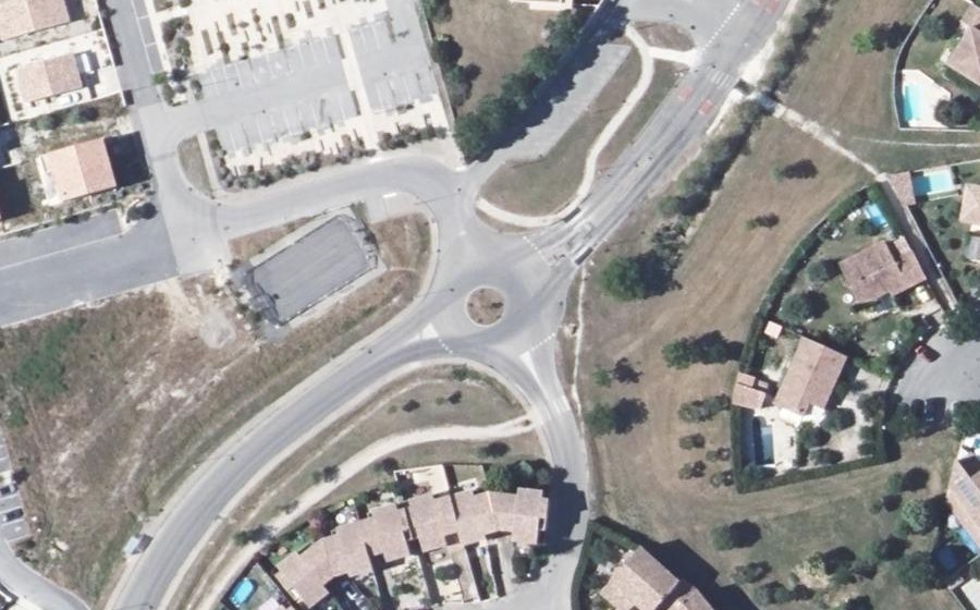 Vue aérienne du Rond-point anonyme n°366080292