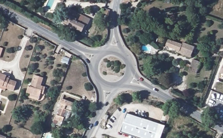 Vue aérienne du Rond-point anonyme n°366083263