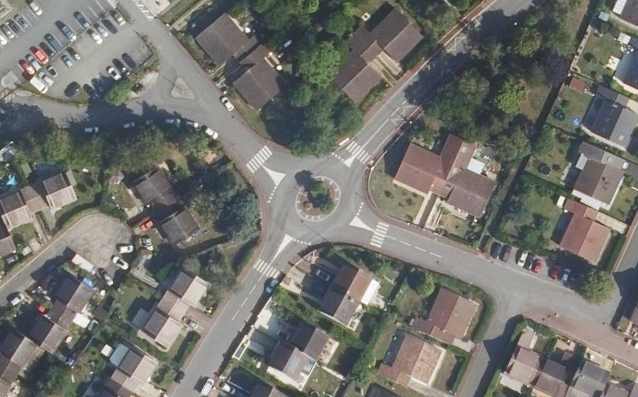 Vue aérienne du Rond-point anonyme n°366149607