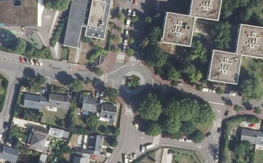 Vue aérienne du Rond-point anonyme n°366159353