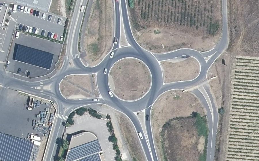 Vue aérienne du Rond-point anonyme n°366195615