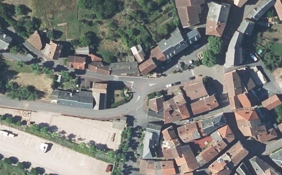 Vue aérienne du Rond-point anonyme n°366195625