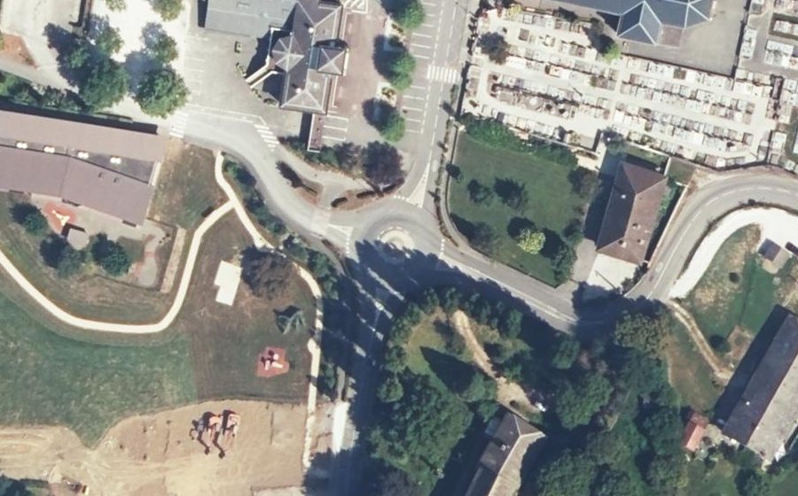 Vue aérienne du Rond-point anonyme n°366224580
