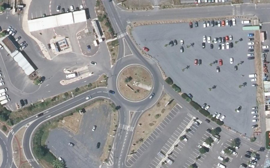 Vue aérienne du Rond-point anonyme n°366240028