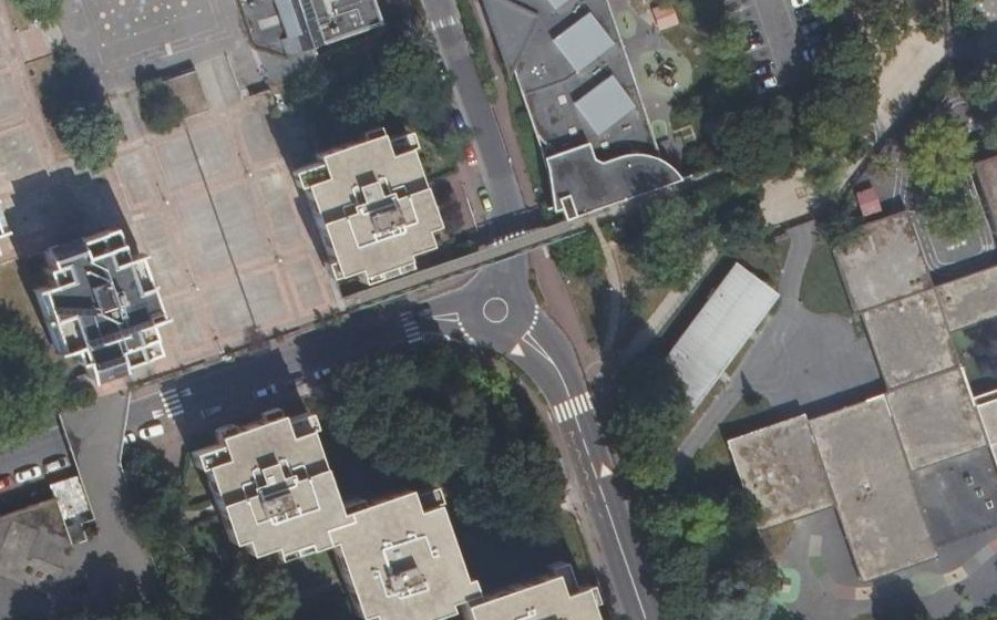 Vue aérienne du Rond-point anonyme n°366260317