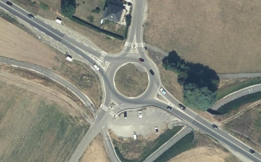 Vue aérienne du Rond-point anonyme n°366287307