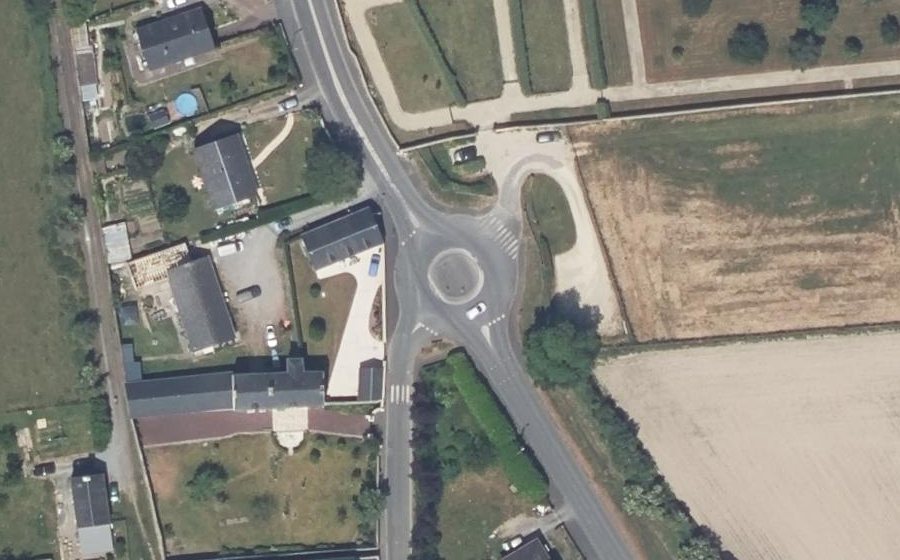 Vue aérienne du Rond-point anonyme n°366301048