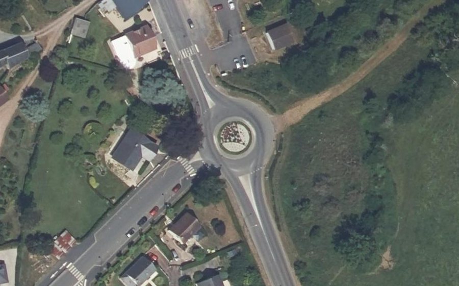 Vue aérienne du Rond-point anonyme n°366301049