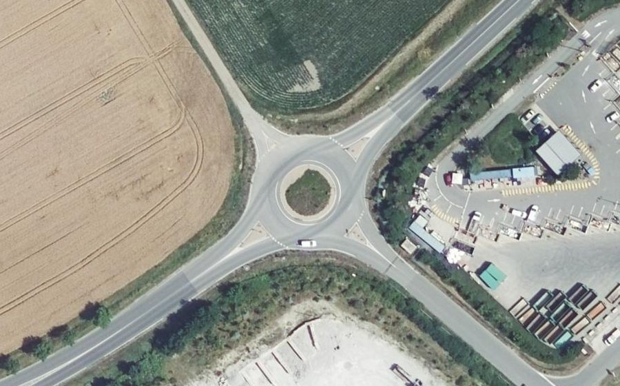 Vue aérienne du Rond-point anonyme n°366350083