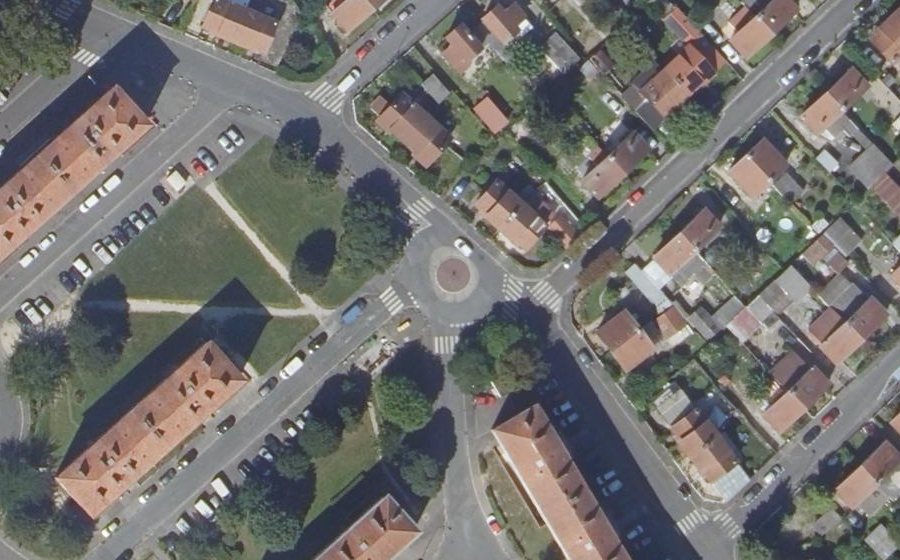 Vue aérienne du Rond-point anonyme n°366379618
