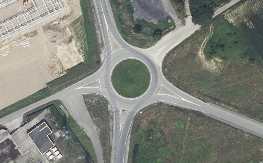 Vue aérienne du Rond-point anonyme n°366385920