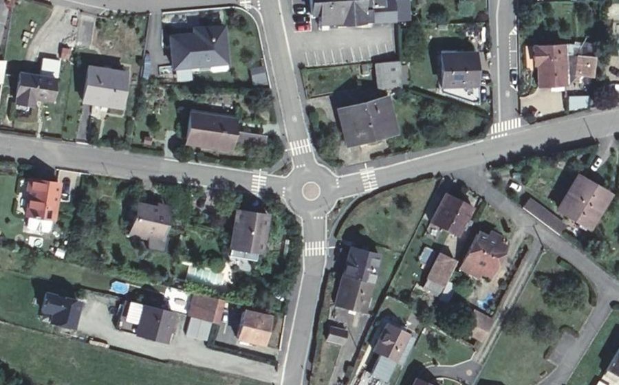 Vue aérienne du Rond-point anonyme n°366557435